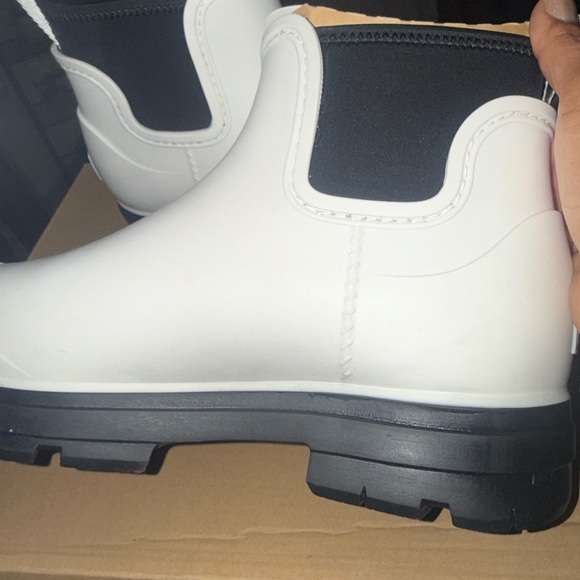 UGG women Droplet boots size 9 new box damage and light spots at the boots.. - Picture 9 of 15